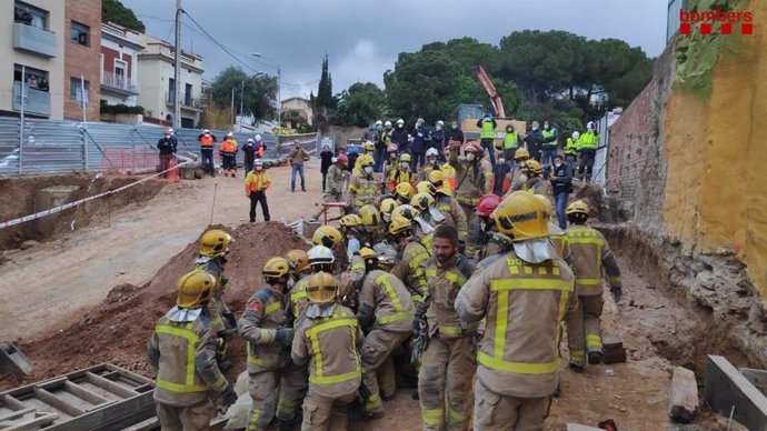 Treballs de rescat dels Bombers a un operari en Sant Just