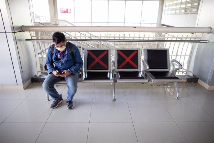Las medidas de distanciamiento han llevado a las autoridades de Yakarta a limitar los asientos en lugares públicos. 