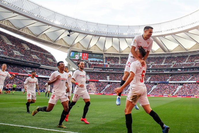 Lucas Ocampos celebra un gol con el Sevilla