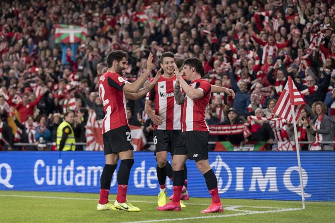 Varios jugadores del Athletic Club celebran un gol.