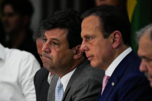 El ministro de Salud de Brasil, Luiz Henrique Mandetta (izqda).