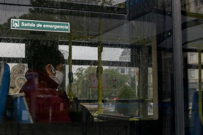 Un viajero con mascarilla en un autobús de la línea 9 de la EMT.