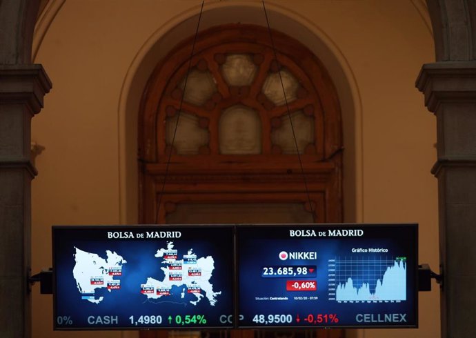 Pantallas del Ibex 35 con el gráfico de la sesión y con las variaciones de las bolsas de otros países, en la sede de la Bolsa de Madrid, el Palacio de la Bolsa de Madrid, en Madrid (España) a 10 de febrero de 2020.