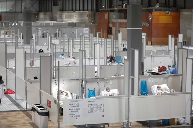 Pacientes en el interior del hospital de campaña montado en Ifema