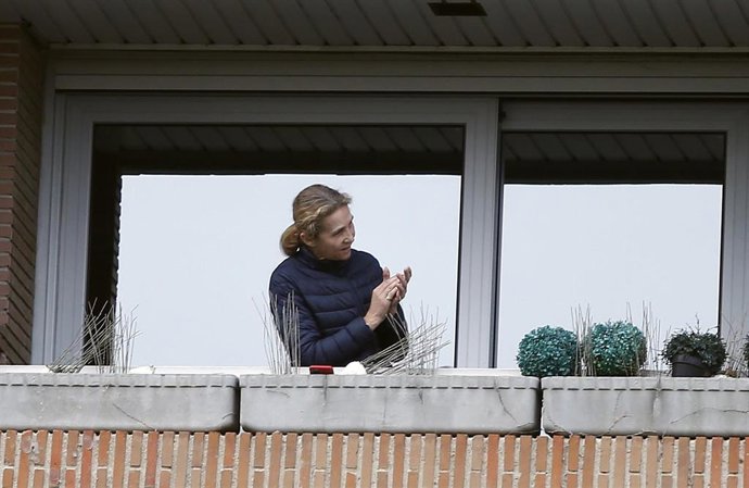 La Infanta Elena fiel a los aplausos diarios a los sanitarios desde el balcón de su domicilio en Madrid