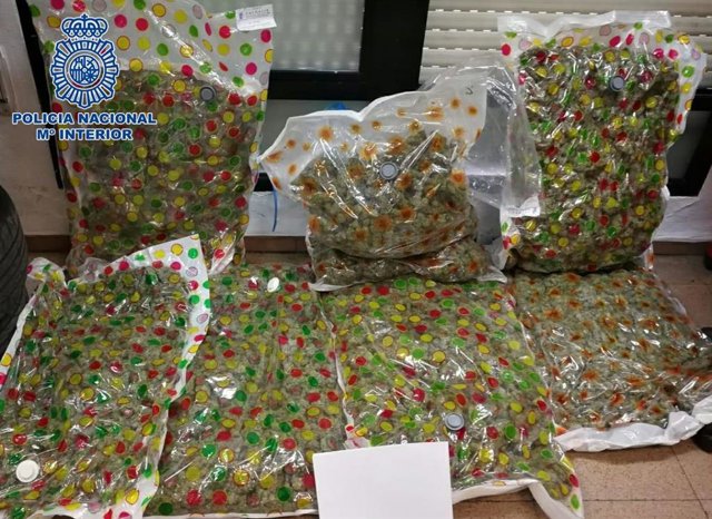 Imagen de la marihuana requisada a un hombre detenido en el distrito de Puente de Vallecas.
