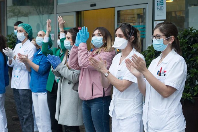 Enfermeras durante el homenaje diario a profesionales sanitarios (Archivo)
