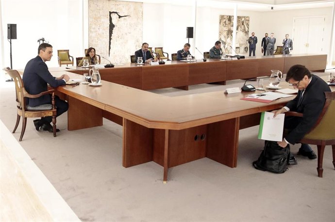 El presidente del Gobierno, Pedro Sánchez, preside la reunión para tratar la crisis del coronavirus en La Moncloa, Madrid (España), a 17 de marzo de 2020.