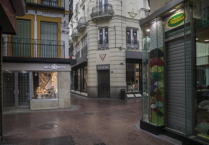 Botigues tancades del centre de Sevilla (Andalusia, Espanya), 2 d'abril del 2020.