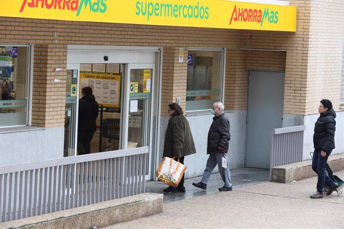 Decenas de personas esperan para poder entrar a comprar en un supermercado AhorraMas de Madrid en plena crisis sanitaria por coronavirus 