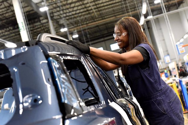 Trabajadora en una planta de Ford