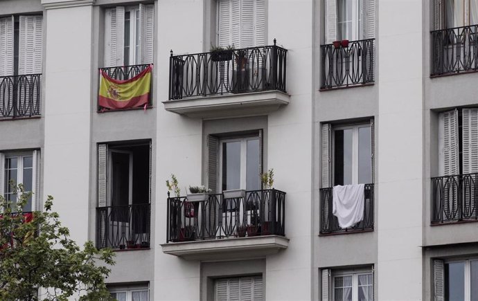 Sábana blanca en un balcón de Madrid por el Día Mundial de la Salud y durante el estado de alarma decretado por el Gobierno por la crisis del coronavirus, en Madrid (España) a 7 de abril de 2020.