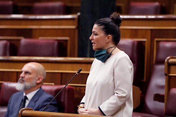La diputada de Vox, Macarena Olona, interviene en la primera sesión de control al Ejecutivo celebrada en el Congreso desde que se declaró el estado de alarma el pasado 14 de marzo, un pleno reclamado desde hace semanas por la oposición y que girará en t
