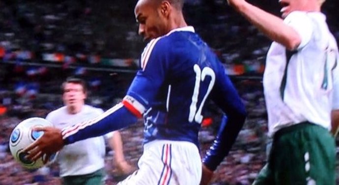 Mano de Thierry Henry en el Francia-Irlanda de 2009