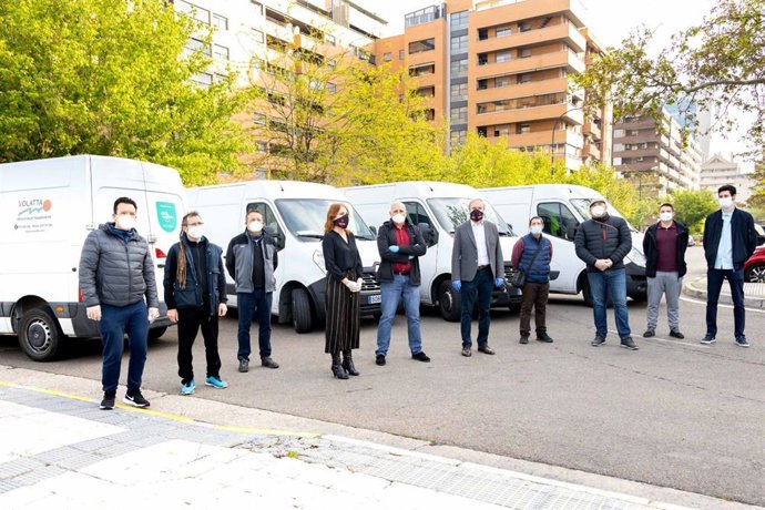 El alcalde de Zaragoza, Jorge Azcón, con la plantilla de la empresa de transporte urgente Volatta