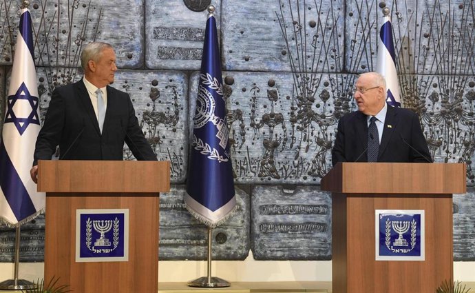 El líder de Azul y Blanco, Benny Gantz, y el presidente de Israel, Reuven Rivlin