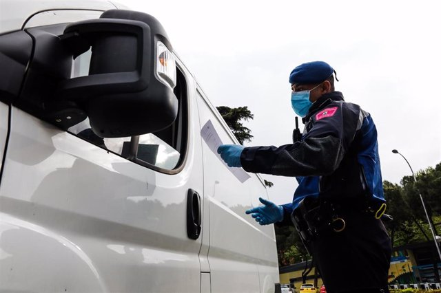 Agentes de la Policía Municipal de Madrid efectúan controles de tráfico por el estado de alarma del Covid-19