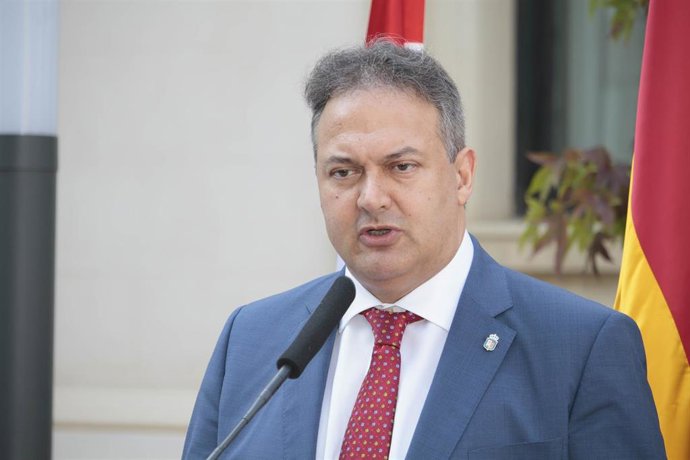 El consejero de Educación y Cultura, Luis Cacho, durante su intervención en el acto de toma de posesión de los nuevos consejeros del Ejecutivo del Gobierno de La Rioja.