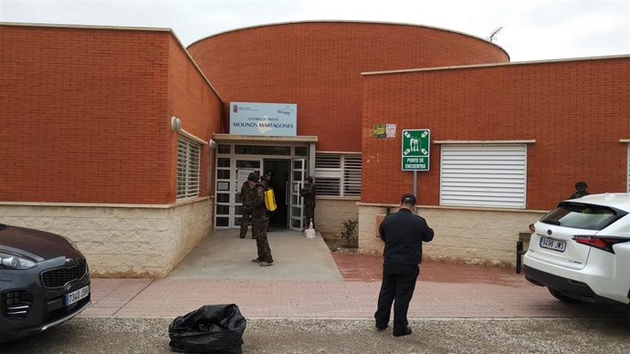 Medio centenar de efectivos de la Armada desinfectan el pabellón central y centros de salud de Cartagena