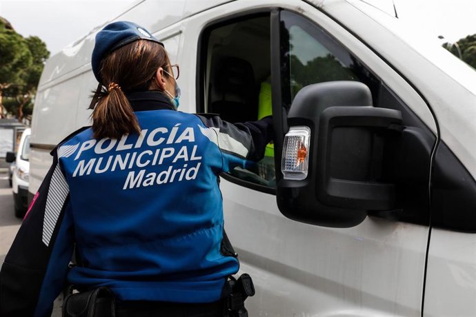 Agentes de la Policía Municipal de Madrid efectúan controles de tráfico y circulación urbanos en Pirámides