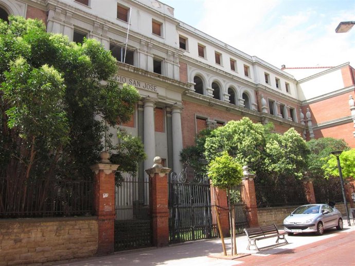Fachada del antiguo colegio Maristas de Logroño