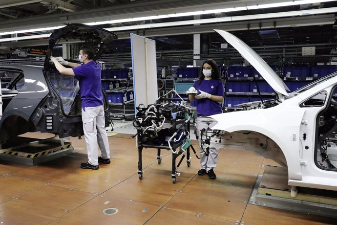 Imagen de dos trabajadores en una factoría de Volkswagen.
