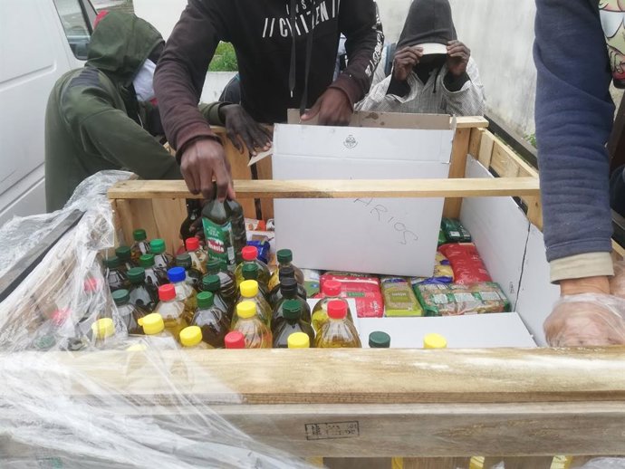 Entrega de los alimentos en Lepe en una de las donaciones anteriores.