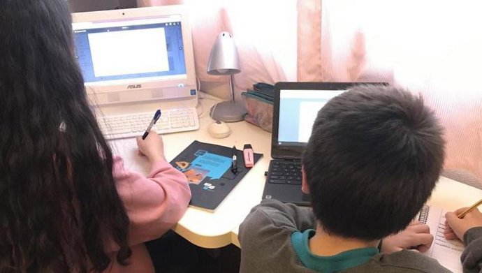 El Ayuntamiento de Olivares distribuirá portátiles de los colegios a familias para seguir con el aprendizaje de los menores