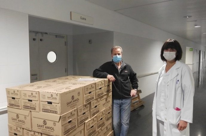 Sant Aniol dona más de 84.000 botellas de agua a hospitales, residencias y ONG.