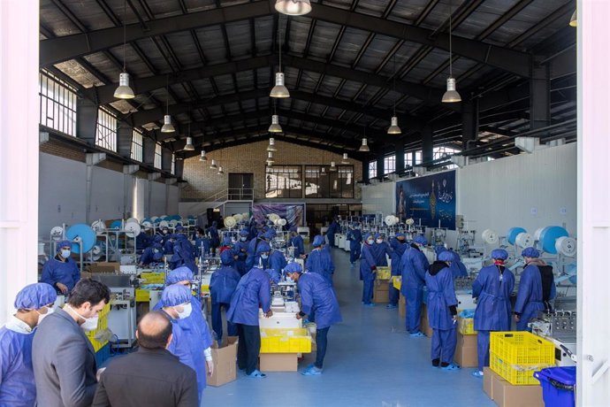 Fábrica de mascarillas en Irán