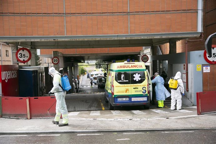 El Ayuntamiento comienza la desinfección de la vía pública en centros sanitarios, farmacias, supermercados y colegios