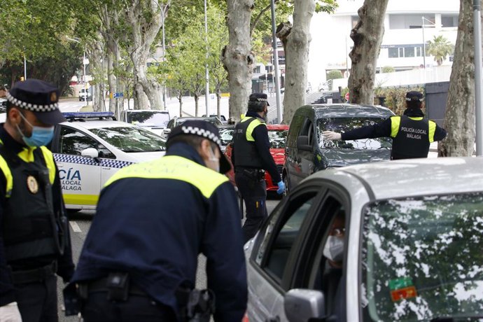 Efectivos de la Policía Local de Málaga, durante la realización de controles de tráfico aleatorios por el decreto de Estado de Alarma impuesto por el Gobierno dpor el  COVID-19