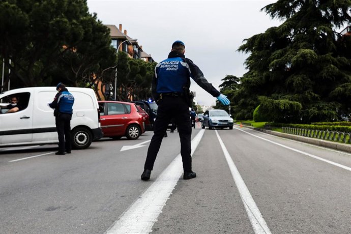 Agentes de la Policía Municipal de Madrid efectúan controles de tráfico 