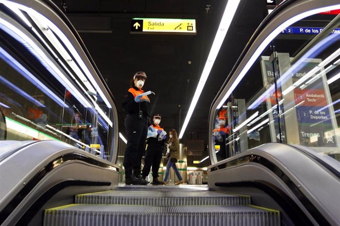 Folto de archivo de ciudadanos en el metro de Málaga el primer día de la vuelta al trabajo de los trabajadores no esenciales en los transportes públicos