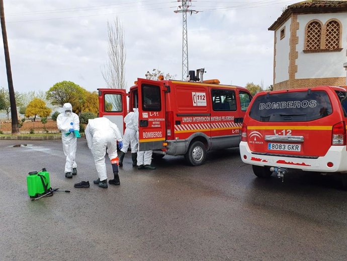 Efectivos del Consorcio Provincial de Bomberos (CPB) de Málaga en labores de desinfección