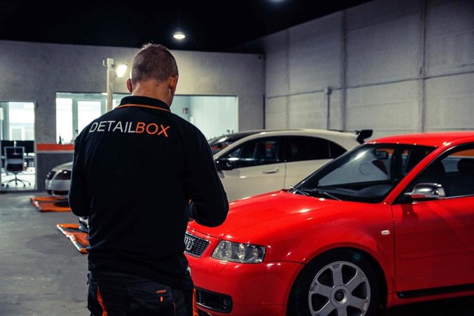 Un empleado del lavadero de coches Detailbox Almería