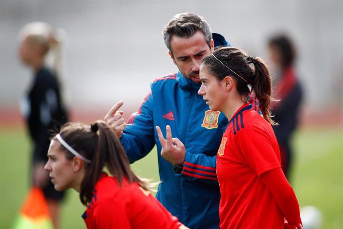 Jorge Vilda da instrucciones a Aitana Bonmatí en una entrenamiento en la Ciudad del Fútbol de Las Rozas