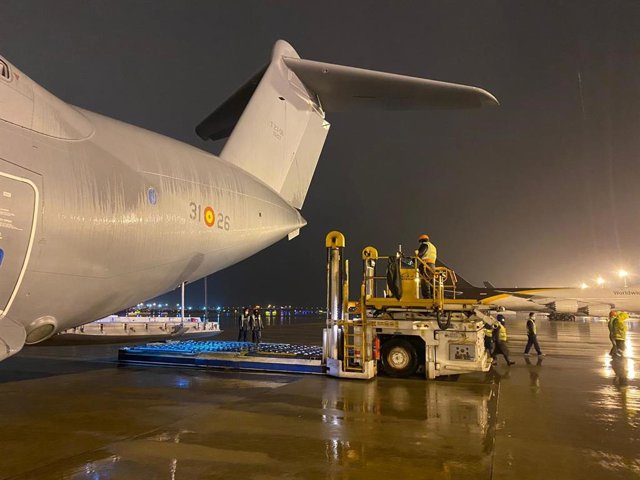 Varios trabajadores en Shangai cargando un avión del Ejército del Aire con material sanitario