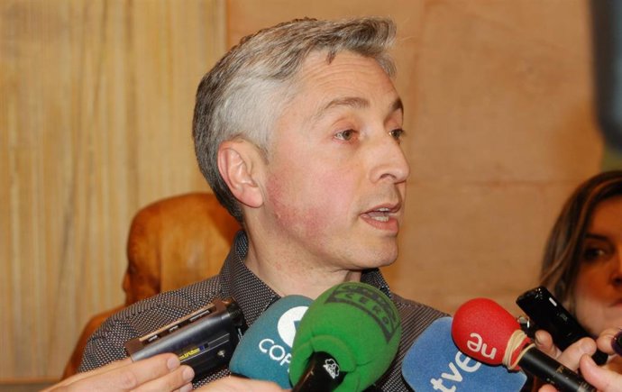 Francisco Ocón hace declaraciones a los medios de comunicación en una foto de archivo