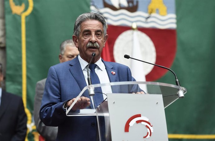 El presidente de Cantabria, Miguel Ángel Revilla, en su toma de posesión en el parlamento cántabro.