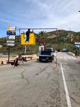 Colocación arco desinfectante en la entrada de Zahara de los Atunes
