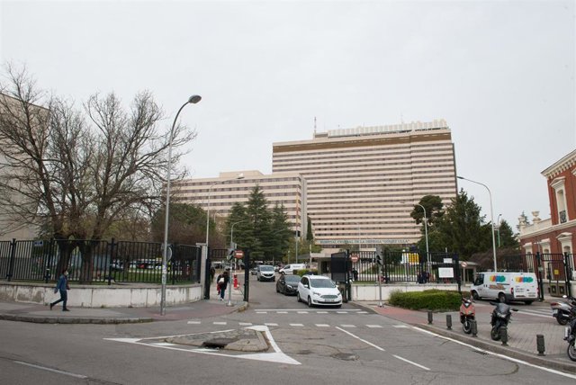 Fachada y zonas exteriores del Hospital General de la Defensa Gómez Ulla donde se lucha contra el coronavirus