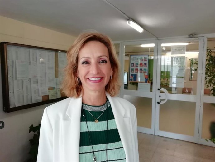 La delegada de Educación de la Junta, Inmaculada Troncoso, ante el CEIP Mediterráneo de Córdoba, en ua imagen de archvio.
