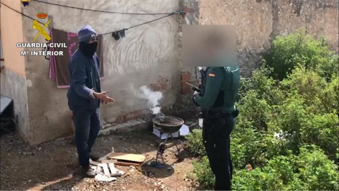 Imagen de los agentes de la Guardia Civil, en la barbacoa detectada