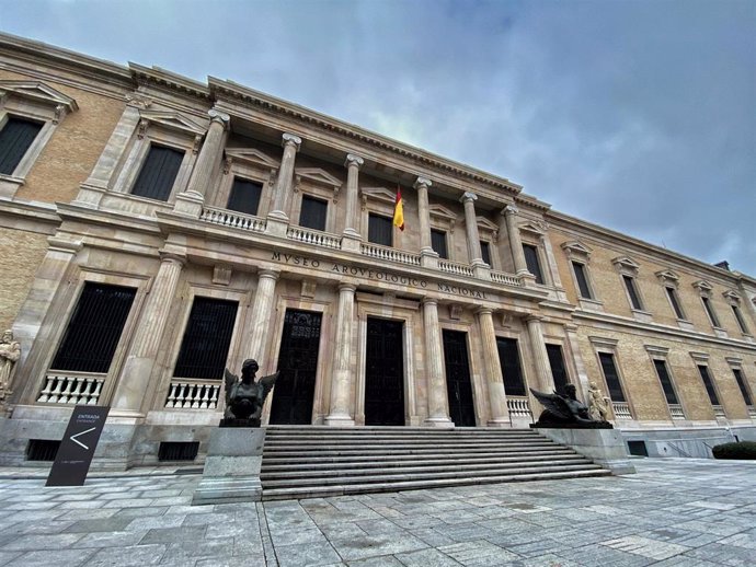 Entrada principal del Museo Arqueológico Nacional (MAN) flanqueada por dos esfinges aladas, en Madrid (España) a 29 de enero de 2020.