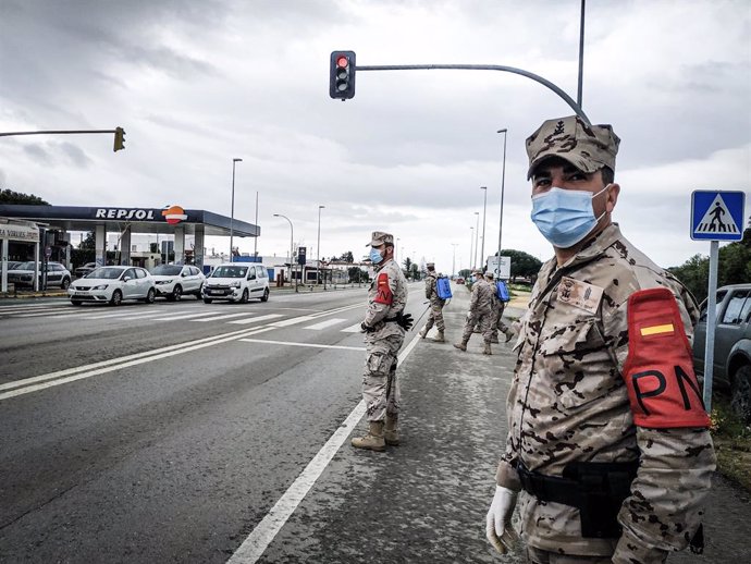 Infantes de marina en uno de los municipios de la Sierra donde actúan en la lucha contra el coronavirus