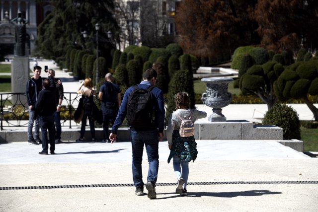 Un padre junto a su hija pasean por el Parque del Retiro en el primer día sin colegio por el riesgo del coronavirus, en Madrid (España) a 11 de marzo de 2020.