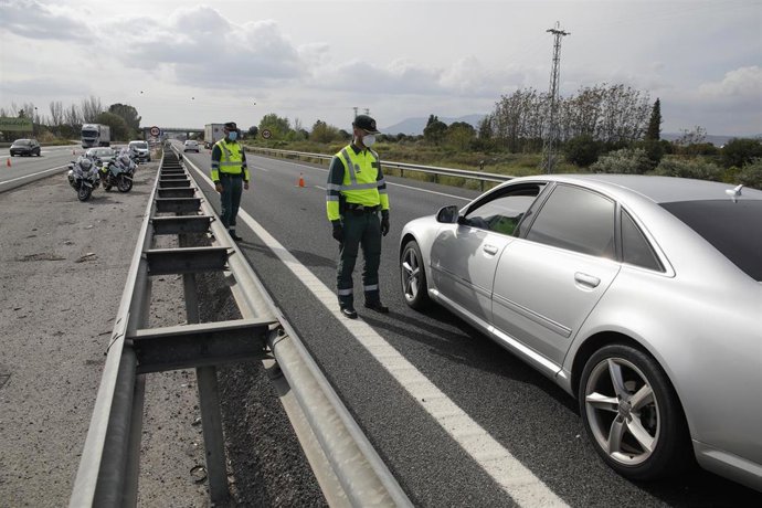 Controles de la Guardia Civil en Granada durante el puente de Semana Santa. Granada 8 de abril del 2020