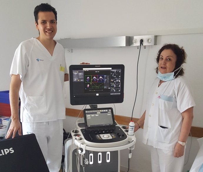 Un cardiólogo del Hospital Santa Bárbara, Eduardo Enríquez, y una enfermera de Cardiología, María Jesús Alonso, con el equipo de ecocardiografía.