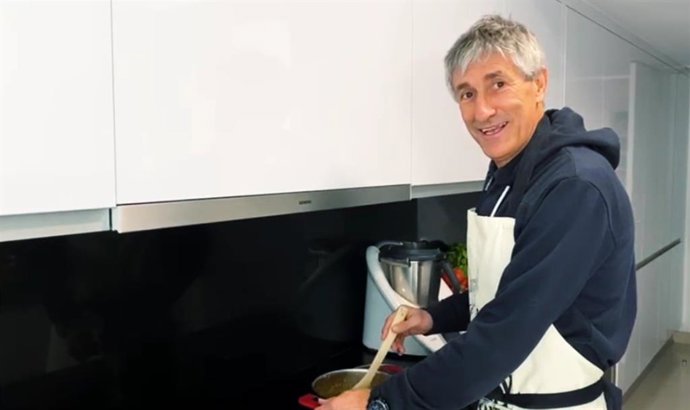 El entrenador del FC Barcelona, Quique Setién, protagonista del programa LaLiga QuédateEnCasa